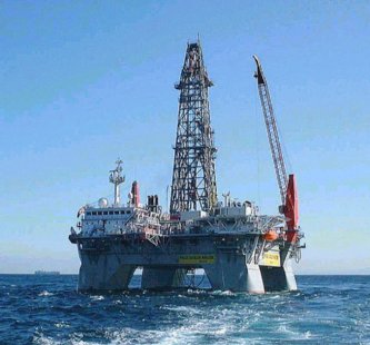 Een semi submersible heeft een lage eigen-frequentie, waardoor de aanstoting door golven bijna geen effect heeft op de constructie, zodat de bemanning geen last heeft van zeeziekte.