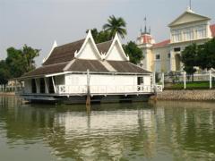 Consolation prize of the King: a floating saloon