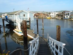 jetty leading to floating house.. click for full size picture