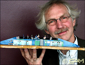 Schoute op TU met surfeiland model van 1e-jaars maritiem. Foto Sam Rentmeester.