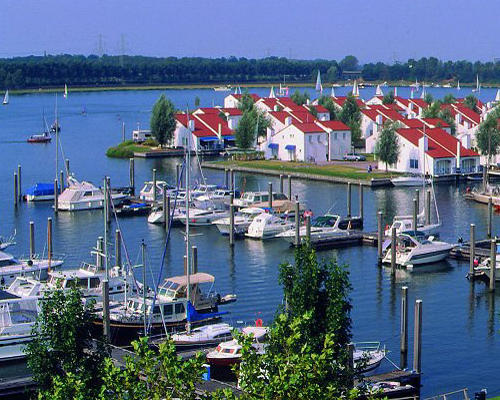 Amfibische woningen die gaan drijven bij hoogwater in de Maas zijn te vinden bij Olderhuuske.